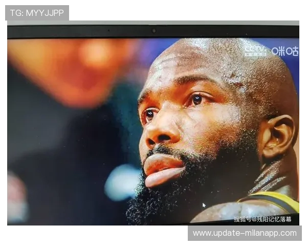 卢卡库背身强突赢得罚球,展现超级前锋的硬核力量 卢卡库背身强突赢得罚球,展现超级前锋的硬核力量