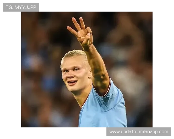 哈兰德被拍与粉丝下棋互动,平和一面被发掘 哈兰德被拍与粉丝下棋互动,平和一面被发掘